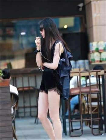 售楼员为卖房陪客户