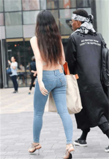 学校后山小情侣