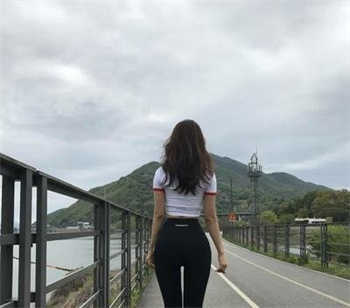 车每颠一下就顶一下车文