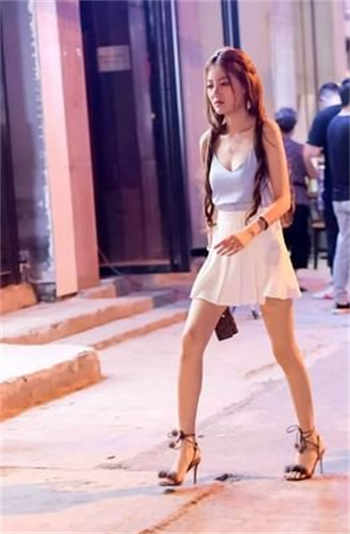 留守阿姨难耐寂寞小说